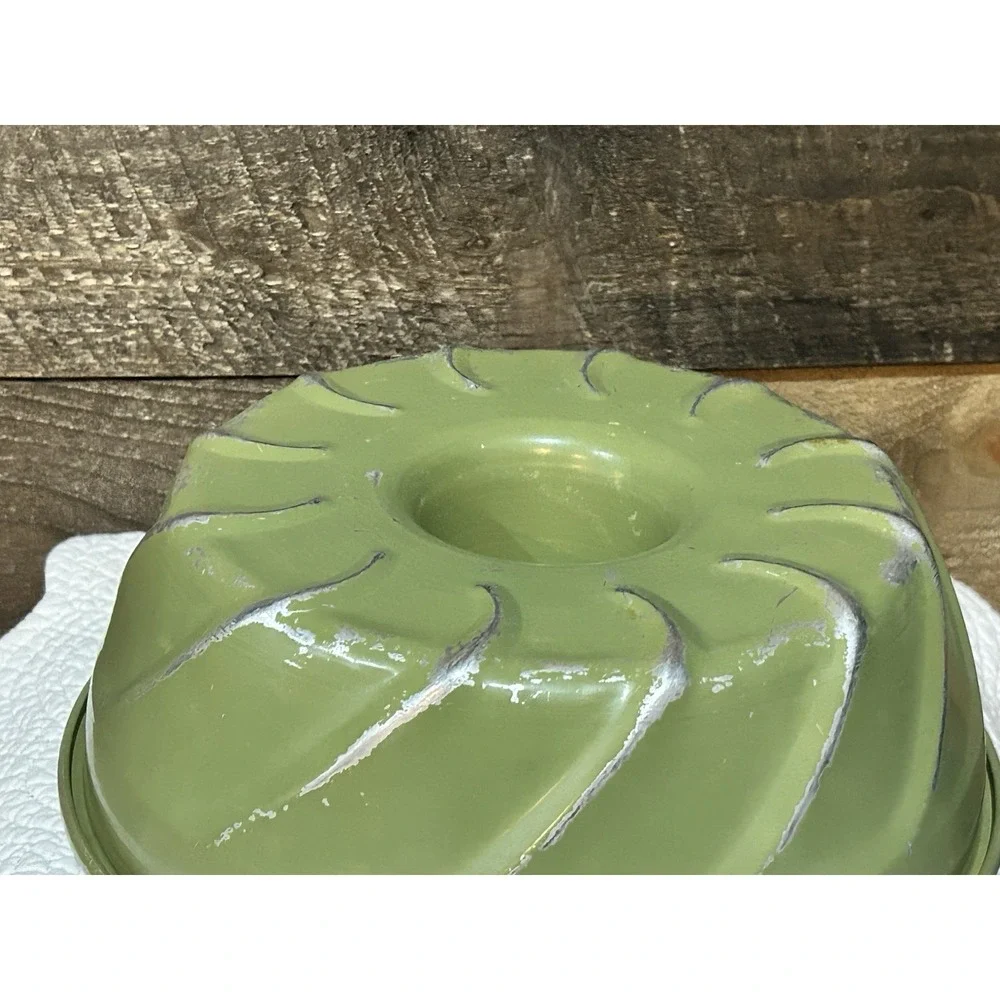 Vintage Avocado Green Aluminum Fluted Tube Mold Bundt Cake Pan 10
